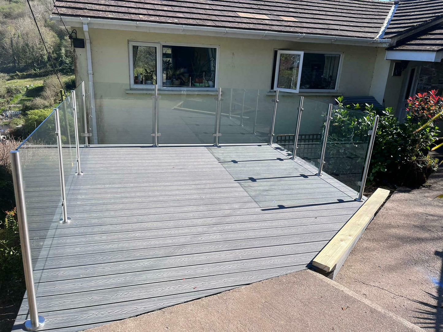 Premium 10mm Toughened Glass Panels & 316 Stainless Steel Balustrade Posts – Heavy Duty Safety Glass & Marine-Grade Metal Poles for Garden, Balcony, Decking, and Patio Railing